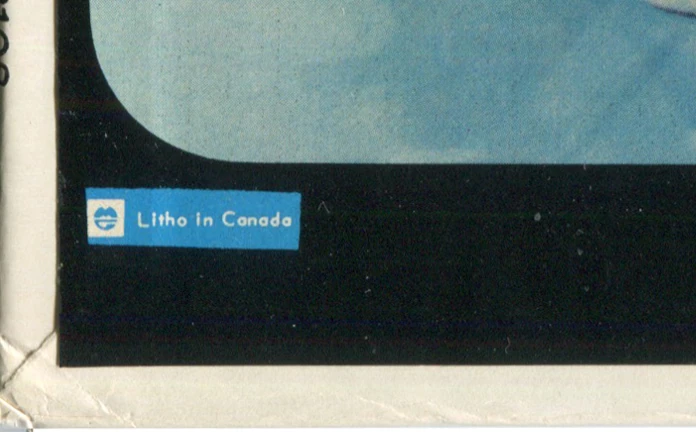 Something New, LP.2108.6.4, détail du logo d’imprimeur au carré bleu